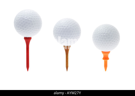 Golfbälle auf verschiedenen Tees isoliert auf weißem Hintergrund Stockfoto