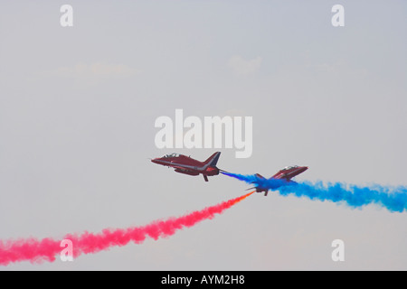 Red Arrows Kreuzung und Klettern am Schließgeschwindigkeit Stockfoto