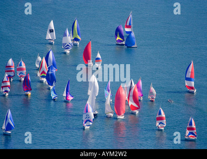 Luftaufnahme. Yachten, die Rennen aus der Isle Of Wight. VEREINIGTES KÖNIGREICH. Rund um die Insel-Rennen. Stockfoto