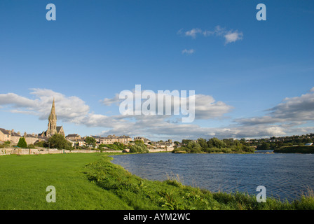 Blick auf den Fluss Tweed Kelso Scottish Grenzen UK der Stadt mit Kirchen Mühle und Abtei aus dem Cobby Stockfoto