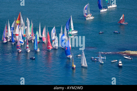 Luftaufnahme von Yachten, die Rundung der Nadeln. Rund um die Insel-Rennen.  Isle Of Wight. VEREINIGTES KÖNIGREICH. Stockfoto