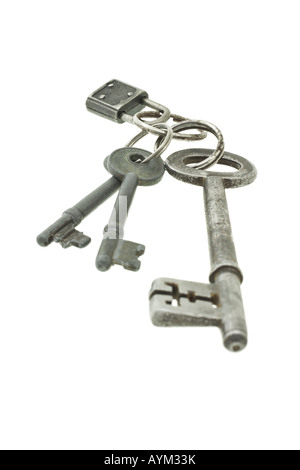Alte Schlüssel mit Mini-Vorhängeschloss auf weißem Hintergrund Stockfoto