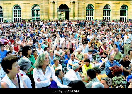 PARIS Frankreich, Weltmusiktag, klassische Musik, European Symphonic Orches - tra' Crowd Scene, von oben vor dem Musikfestival sitzend Stockfoto