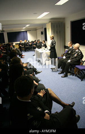 Viele Sankt-John-Ambulanz-Uniformen bei einer Präsentation Stockfoto