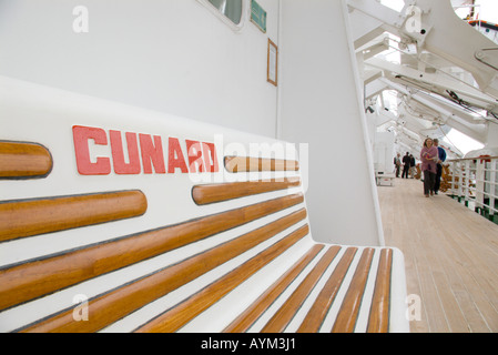Cunard Name auf Bank auf das alte QE2-Deck (Dies ist der QE2 zog sich im Jahr 2007 und jetzt in Dubai vor Anker) Stockfoto