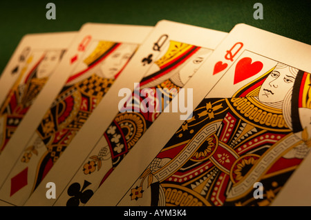 HAND DES SPIELENS KARTEN ANZEIGE VIER KÖNIGINNEN AUF GRÜNEM TUCH-SPIELTISCH Stockfoto