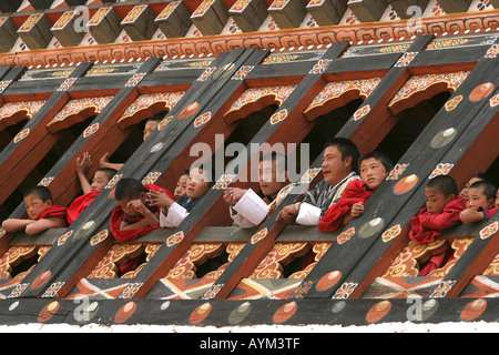 Bhutan Paro Festival Tsechu Mönche aus den oberen Fenstern beobachten Stockfoto