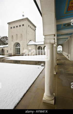 Commonwealth Air Forces Memorial Kreuzgang und Kontrollturm im Schnee Stockfoto