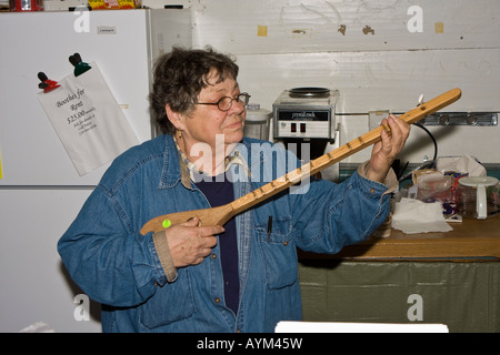 Appalachen eine Saite zupfen Stick, gespielt von einer Verkäuferin Stockfoto