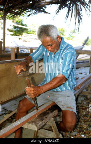 Philippinen Insel Palawan Dumaran Handwerk Boot Erbauer schneiden Gelenk in Holz mit Meißel Stockfoto