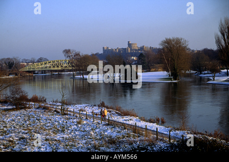 Aussicht auf Windsor Castle über die Themse mit Schnee Stockfoto