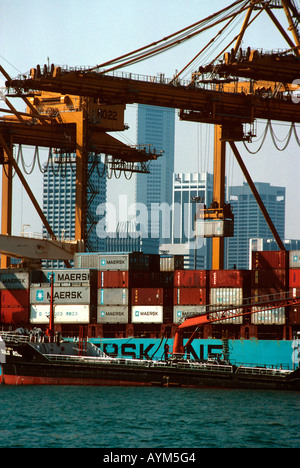 Singapur Hafen Depot Kran entladen Containerschiff Stockfoto