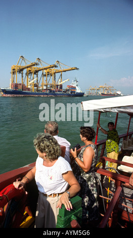 Singapur-Touristen auf Bootsfahrt rund um Hafen von Singapur Stockfoto