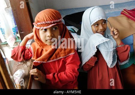 Zwei muslimische Waisenmädchen in Banda Aceh, Indonesien. Stockfoto