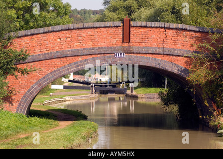 Bridge-Nummer 114 mit einem gefährlichen knacken an der linken Napton auf dem Hügel an der Oxford Canal ein Paradebeispiel wie britische Wasser Stockfoto