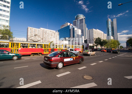 Polen-Neubauten entlang einer der wichtigsten Straßen Warschaus Stockfoto