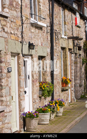 Terrassenförmig angelegten Bungalows mit traditionellem Design auf schmalen Straße in Hay on Wye Powys Wales UK EU Stockfoto