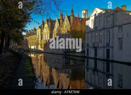 Kanal in Brügge, Belgien im frühen Morgenlicht mit Häusern spiegelt sich im Wasser des Kanals. Stockfoto