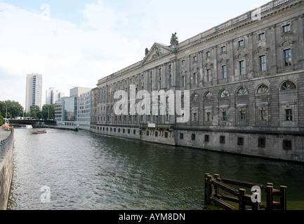 Eine Wasser-Szene an einem bewölkten Tag, imposante graue Backsteingebäude Stockfoto