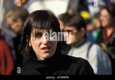 Demonstration gegen den Krieg im Irak im März 2003 in London Frau in schwarz Stockfoto