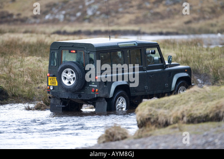 Fotografieren von Rotwild von Land Rover im Fluss Alladale Estate, Schottland Stockfoto