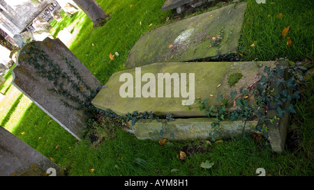 Grab im Friedhof von St. Michael, Beccles, Suffolk, England UK geschlossen Stockfoto