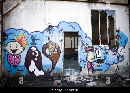 Graffiti in einer Brownfield-Website-Fabrik. Graffiti Dans Une Usine Désaffectée. Stockfoto