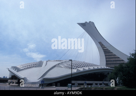 Die Montreal Biodome mit Olympiastadion Turm 1976 im Hintergrund, Olympic Park, Montreal, Quebec, Kanada Stockfoto