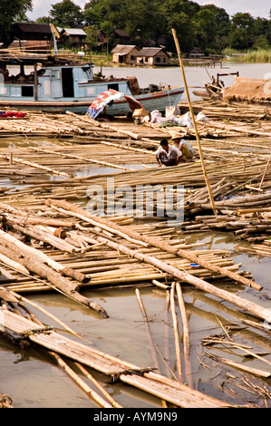 Stock Foto von Bambus Flöße auf dem Ayeyarwady Fluss im Mandalay in Myanmar 2006 Stockfoto