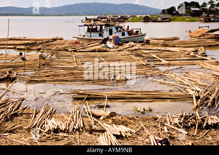 Stock Foto von Bambus Flöße auf dem Ayeyarwady Fluss im Mandalay in Myanmar 2006 Stockfoto