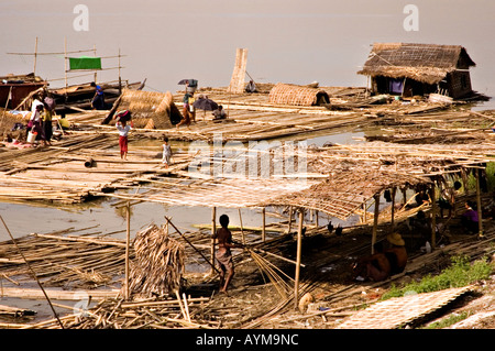 Stock Foto von Bambus Flöße auf dem Ayeyarwady Fluss im Mandalay in Myanmar 2006 Stockfoto