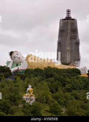 Stock Foto von einem 90 Meter reclining Buddha mit einer stehenden Buddha im Bau hinter Aung Setkya Paya Myanmar Stockfoto