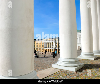 Die Universität Helsinki Hauptgebäude, Finnland. 1832, Carl Ludvig Engel. Durch die Kolonnade der lutherische Kathedrale gesehen. Stockfoto