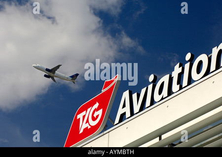 Luftfahrzeuge, die den Hauptsitz der Luftverkehrsgesellschaft TAG Aviation überqueren, Stockfoto