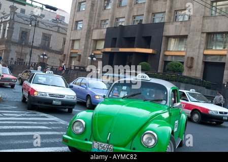 Transport in Mexiko-Stadt mit grünen VW-Käfer-Taxi und Autos im Stau Stockfoto