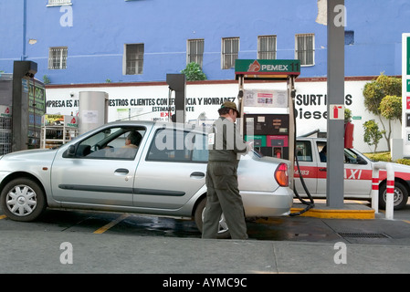 Auto Nachfüllen mit Mitarbeiterin eine Pemex-Tankstelle in Mexiko-Stadt Stockfoto