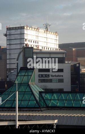 BBC-Studios mit Central Bus Station Dach im Vordergrund Stockfoto