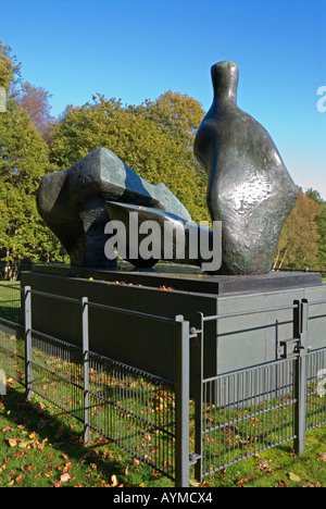 Zwei Stück liegende Figur Nummer fünf von Henry Moore Hampstead Heath London Stockfoto