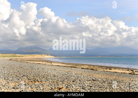 Strand von Llanddwyn Anglesey Insel Ynys Mon Nord Wales Cymru mit Abermenai Punkt Newborough Warren für nur redaktionelle Nutzung Stockfoto