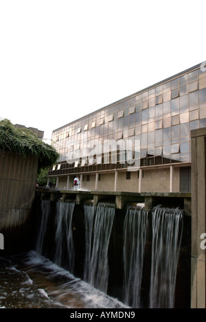 Bradford Polizeipräsidium von The Tyrrels mit Wasserfall Stockfoto