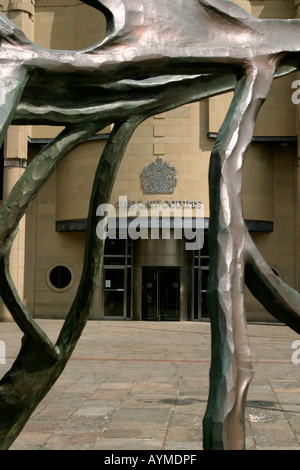 Bradford Crown Court Eingang gesehen durch Skulptur in der Fußgängerzone vor Gerichtsgebäude Stockfoto