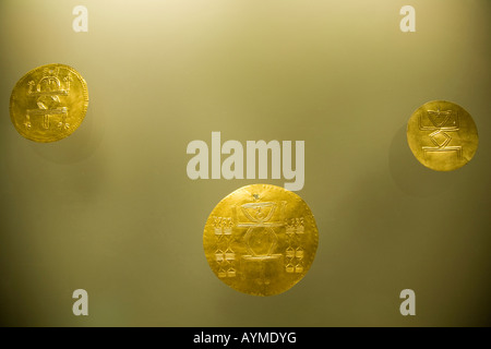 Goldene Abzeichen aus der Tairona-Zivilisation in Río Palomino, Santa Marta, Magdalena, Kolumbien, das gold Museum, bogota Stockfoto