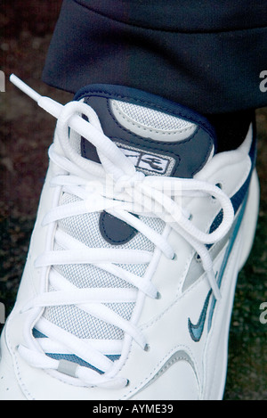 blaue und weiße Training Schuh Sneaker gesehen hautnah mit Schnürsenkel gebunden Stockfoto