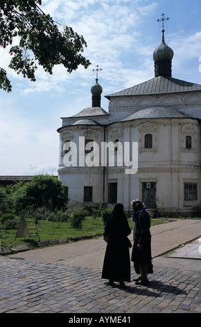 Novospasskiy Kloster Moskau Russland paar sprechen im Garten Stockfoto