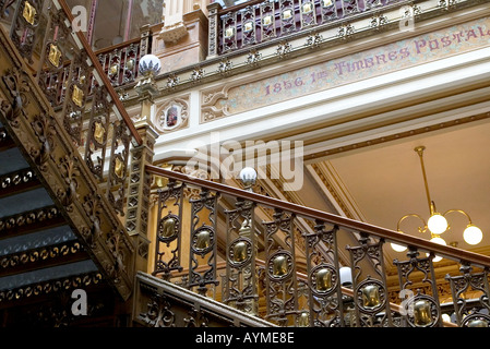 Schöne detaillierte Art-deco-Treppen Lampen und Bannister in Correo Mayor der Hauptpost in Mexiko-Stadt Stockfoto