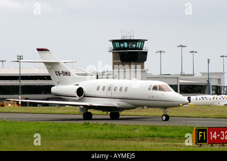 Executive Jet des Rollens auf Vorfeld des Flughafen Leeds Bradford mit Halle im Hintergrund West Yorkshire England Stockfoto