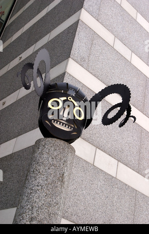 Detail der Royal Armouries Museum Black Mask verwendet als Logo montiert eine Granitsäule Leeds, West Yorkshire, England Stockfoto