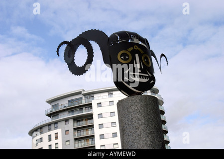 Detail der Royal Armouries Museum schwarze Maske verwendet als Logo auf einem Granit Spalte Clarence Docks Leeds West Yorkshire freier Platz für Text montiert Stockfoto