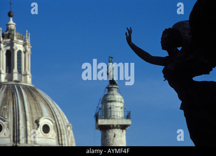 Italien-Rom-Blick vom Victor Emmanuel Denkmal für die Kuppel der Kirche Madonna del Loreto (links) & Trajanssäule s Stockfoto