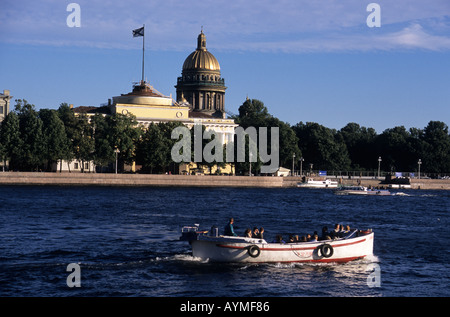 St Petersburg Russland Newa Vergnügungsdampfer St Isaacs Cathedral Stockfoto